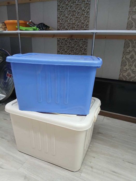 Большой пластиковый контейнеры