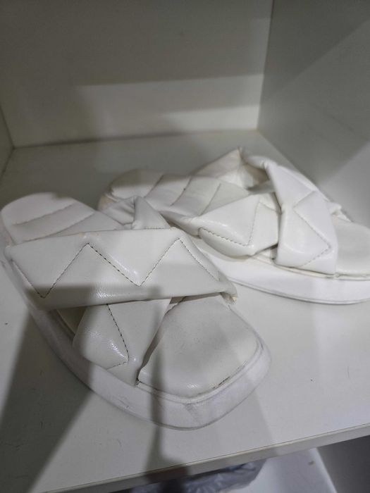 Отдам женскую подрастковую обувь