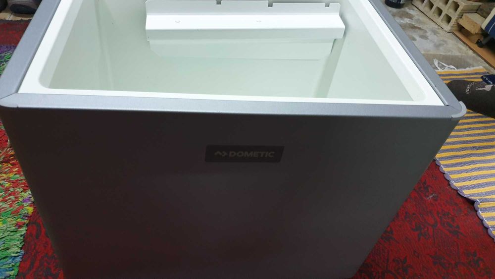 хладилник Dometic за риболов и къмпинг 40 литра на 12v и 220v и газ