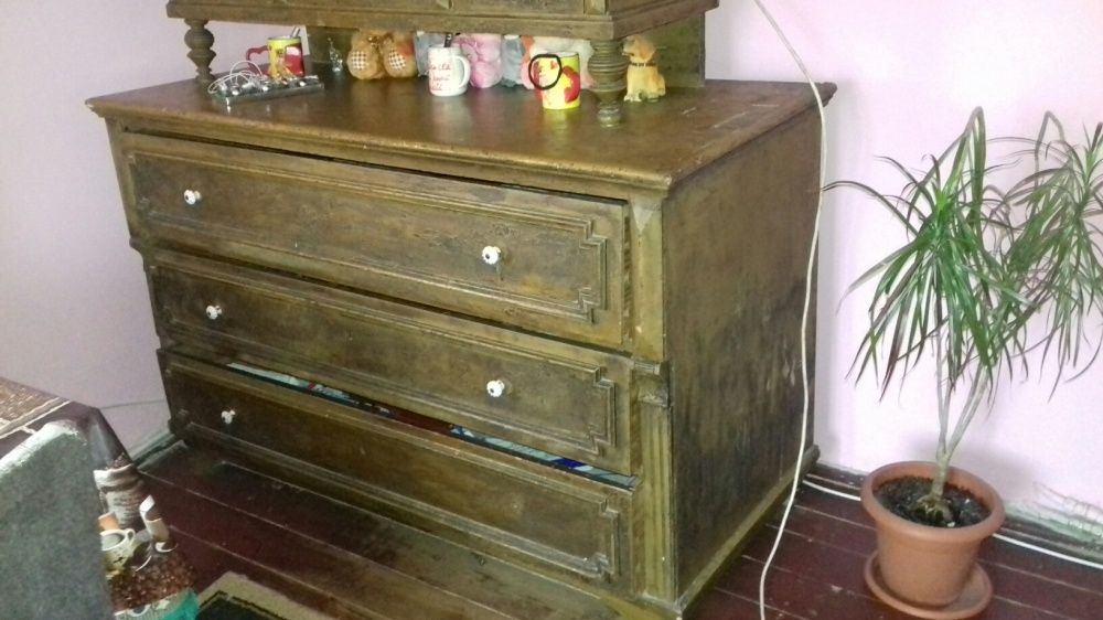 Mobila veche din lemn