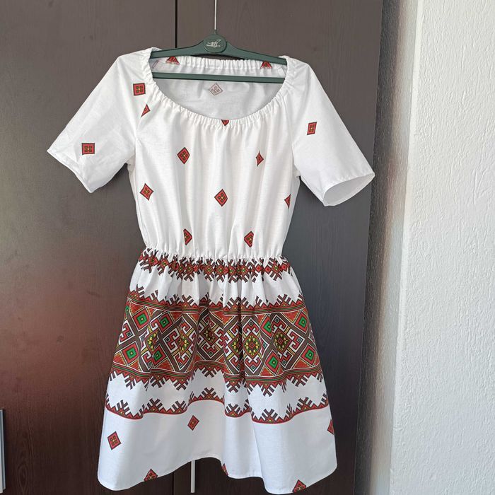 Рокля трикольор.     .