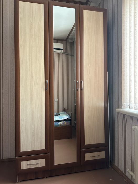 Шифоньер трех створчатый