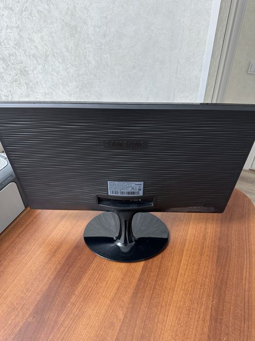 Монитор Samsung S24D300H