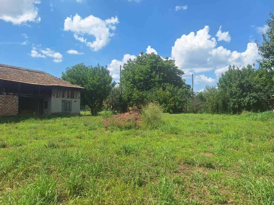 Парцел на главната улица в с.Козаревец