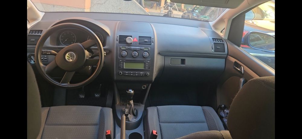 Vw touran 7 locuri 1.6 fsi 115 cp stare foarte buna ingrijita accept orice test 260 mii km