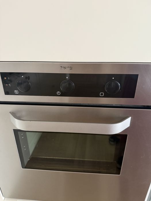 Продам духовку Zanussi