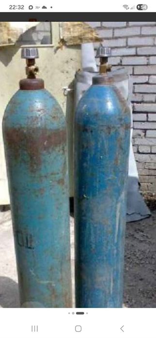 Два газовых баллона и редукторы