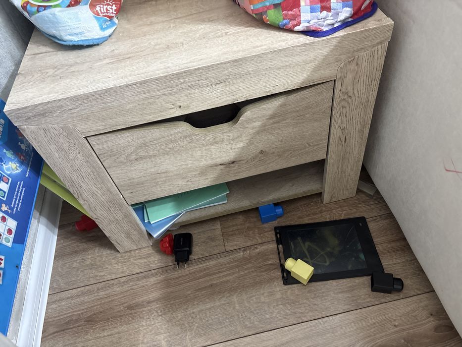 Продам диван шторы люстру и тумбочку