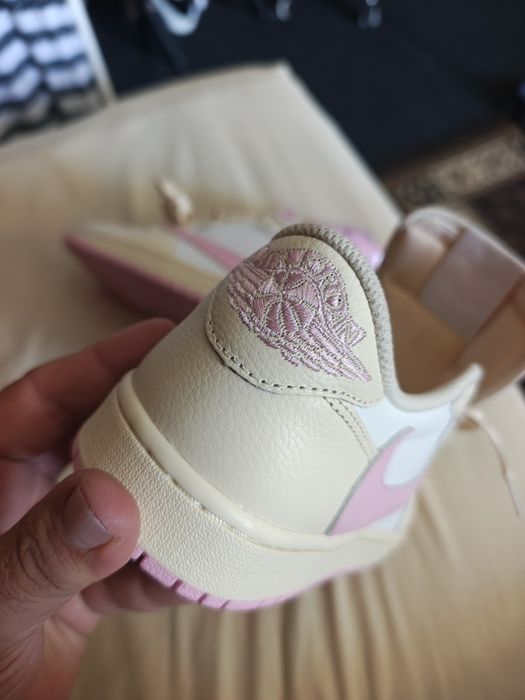 Air Jordan 1 Low x Travis Scott „Shy Pink” cu Swoosh inversat roz pal. Sunt 1.1 de înaltă calitate și materiale exact la fel ei sunt noi numărul 42,5