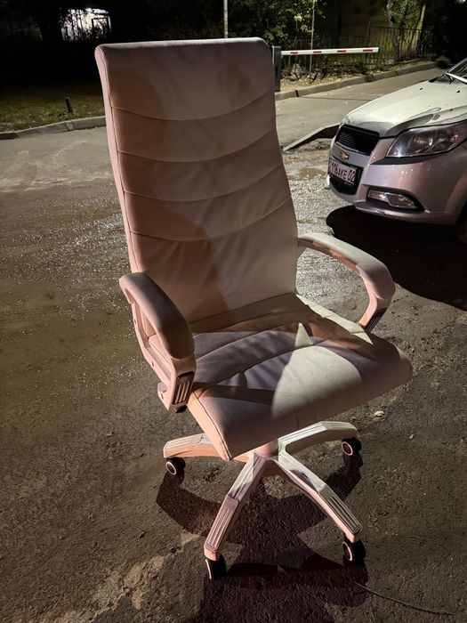 Белое офисное кресло