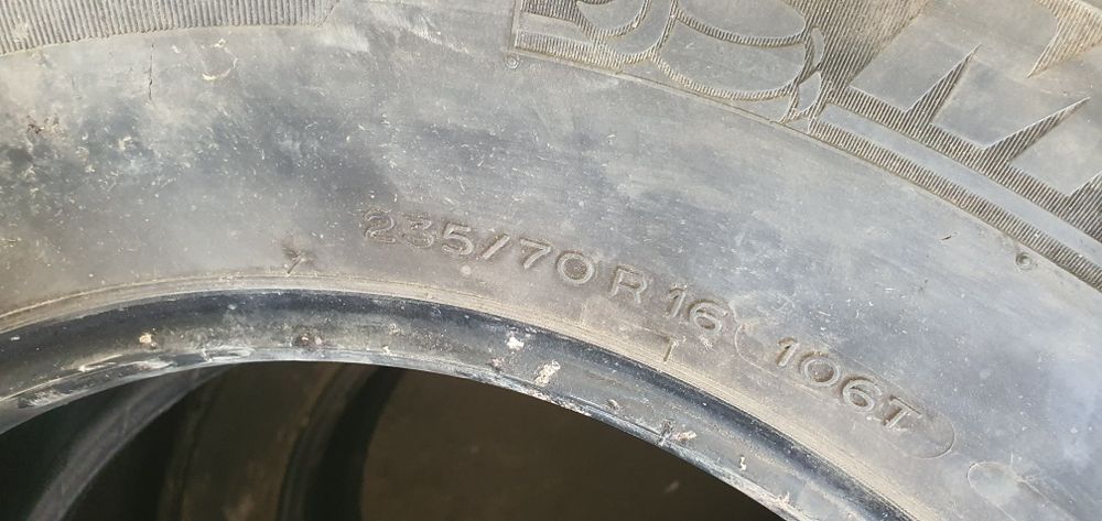 Гуми 4бр 235/70/16 - 1бр  - 35лв
