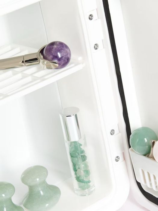 „Cosmetics Fridge” SINSAY – Mini-frigider pentru cosmetice