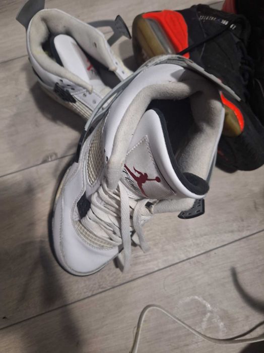 Adidasi purtati stare foarte buna ( din cauză lumini se vad asa culori