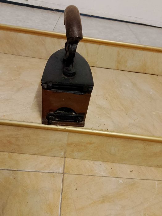 Антична ютия на въглища