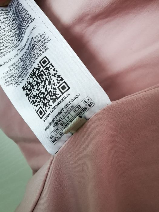 Vând geaca Guess impecabila piele ecologica nude