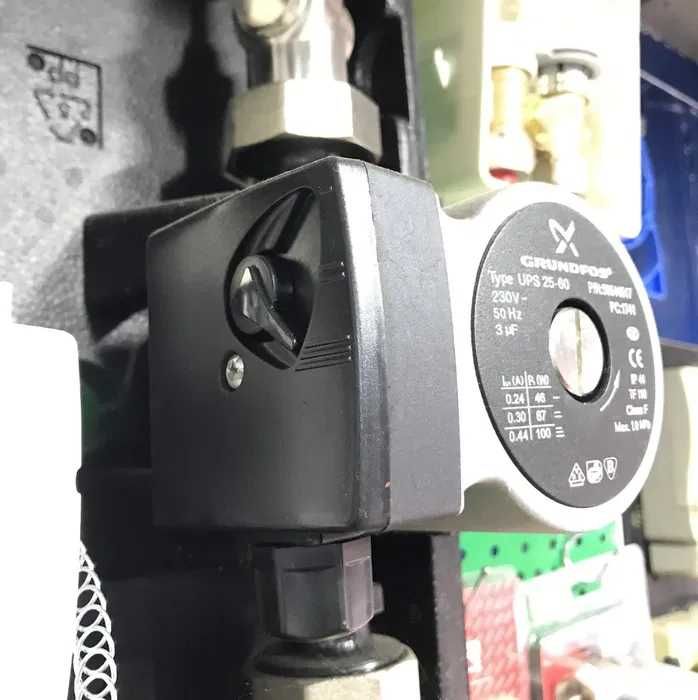 Pompa GRUNDFOS UPS 25/60/180 si 25 60 130 Silver edition