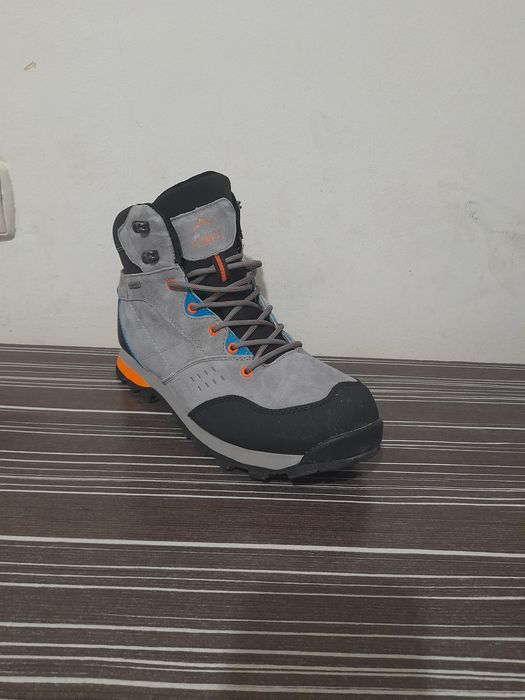 Продавам туристически обувки