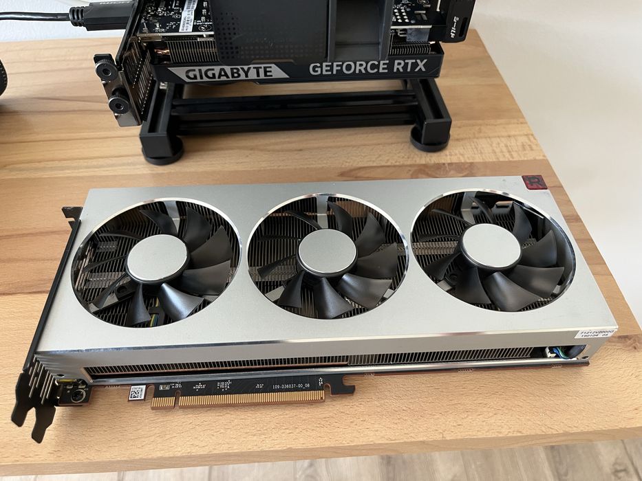 Placa Video Gaming Editare AMD Radeon VII 16GB 4096 Bit Peste RTX