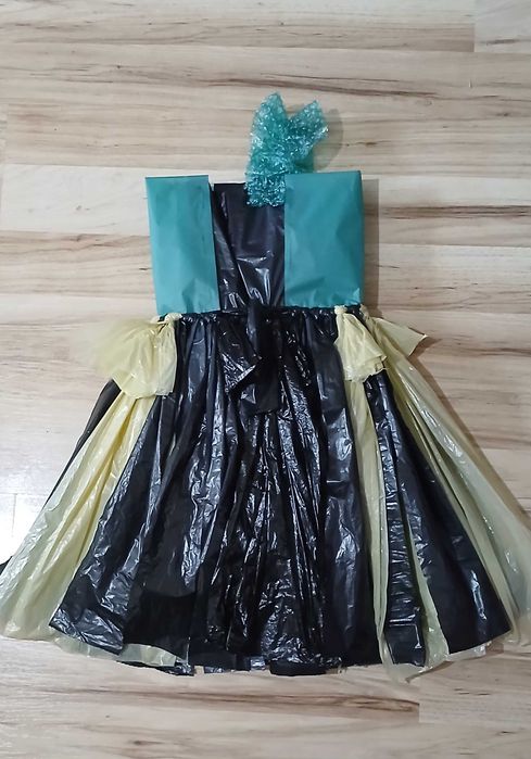 Rochie din materiale reciclabile,pt fetite,mar 4-6 anii