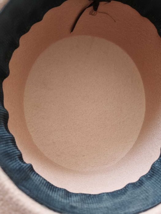 Стилни дамски шапки червена бежова и черна