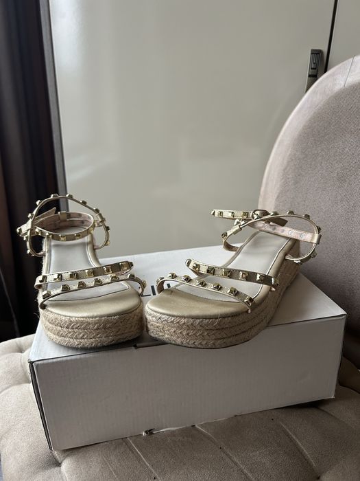 Златни сандали дамски