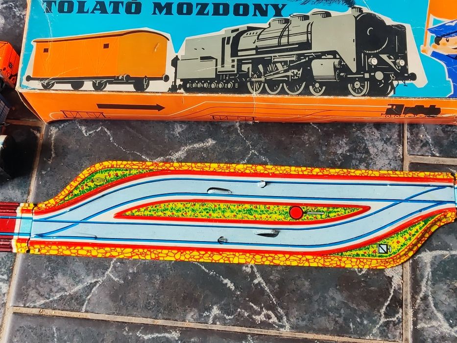 ламаринена играчка влакче