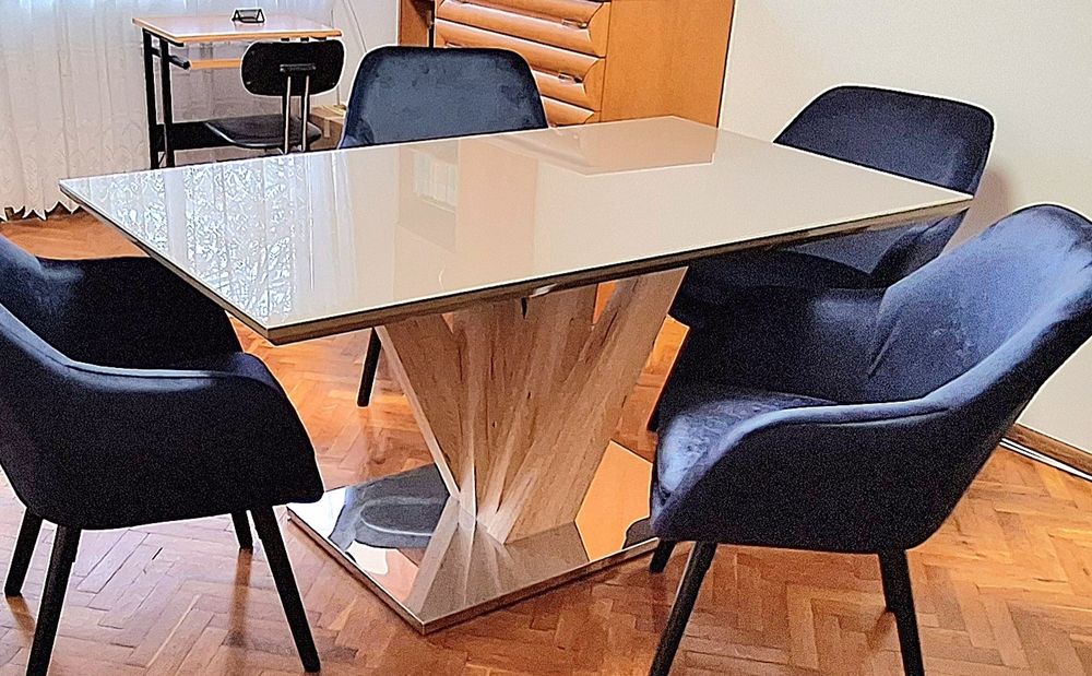 Продавам трапезна маса