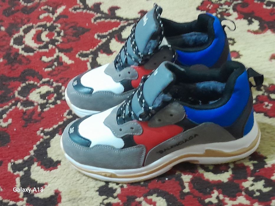 Продам женские  кроссовки