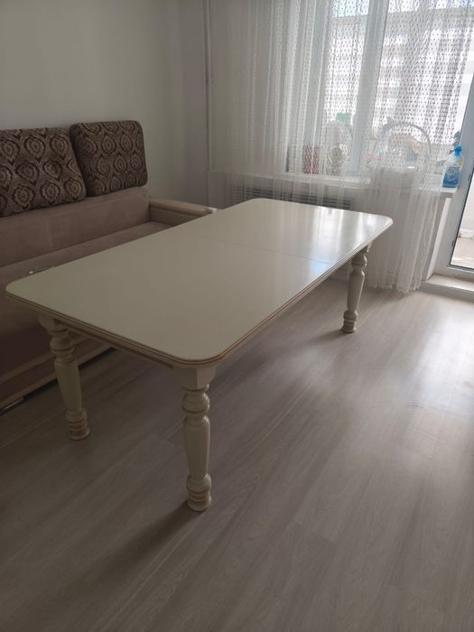 Продам гостинный стол со стульями.