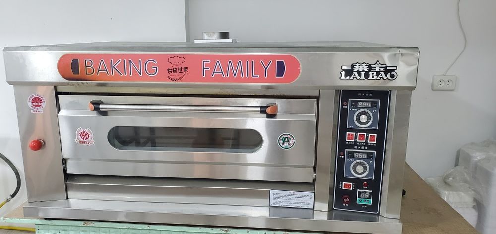 Кондитерская печь в хорошем состаяние почти новый