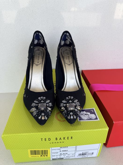 Vand pantofi ted baker o singura purtare. Le lipseste o pietrica