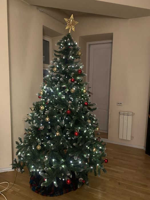 Рождественская елка с украшениями