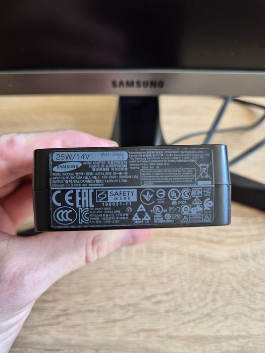 Samsung monitor plat 23.8 inch Full HD