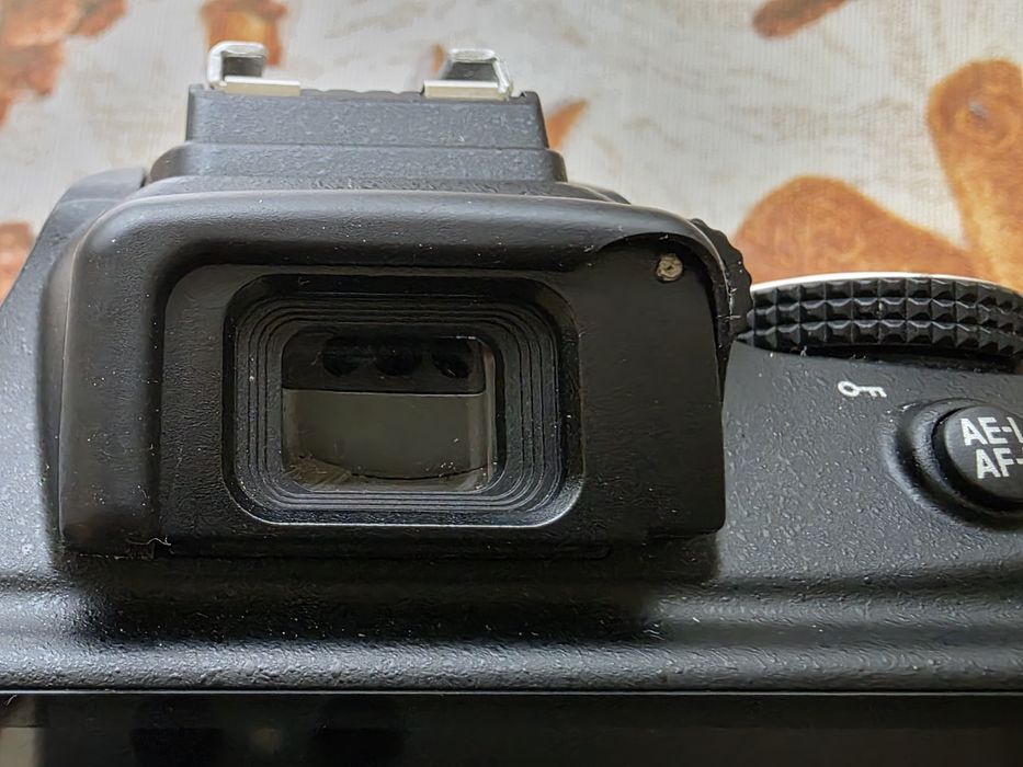 Vând nikon D3400  cu obiectiv de kit 18-55 mm