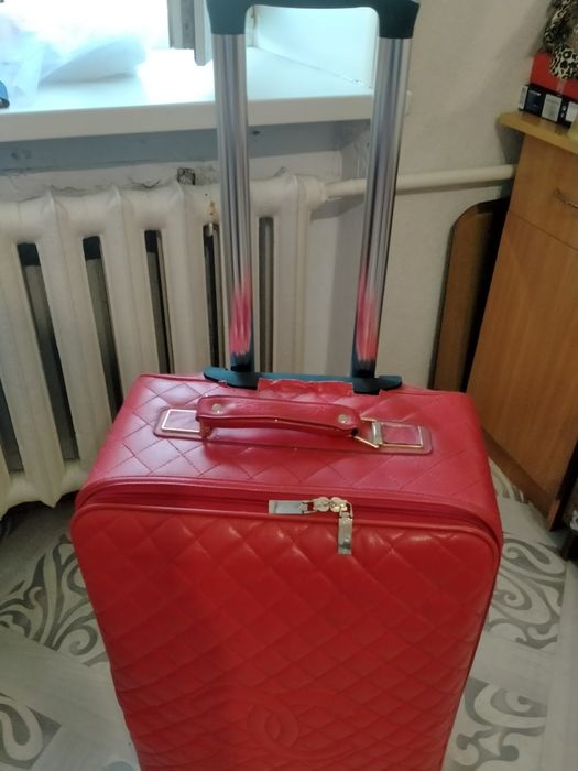 Продам чемодан кожаный красный
