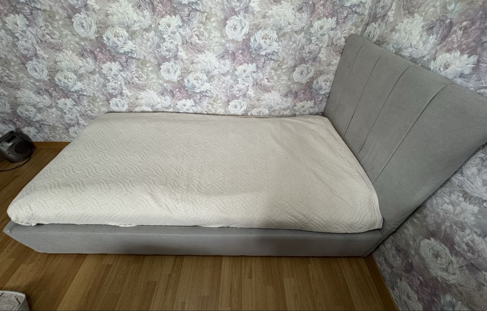 Продам кровать с матрасом