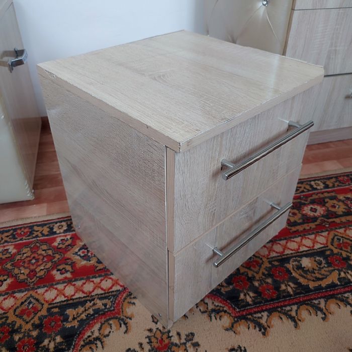 Продам 2 тумбочки прикроватные.