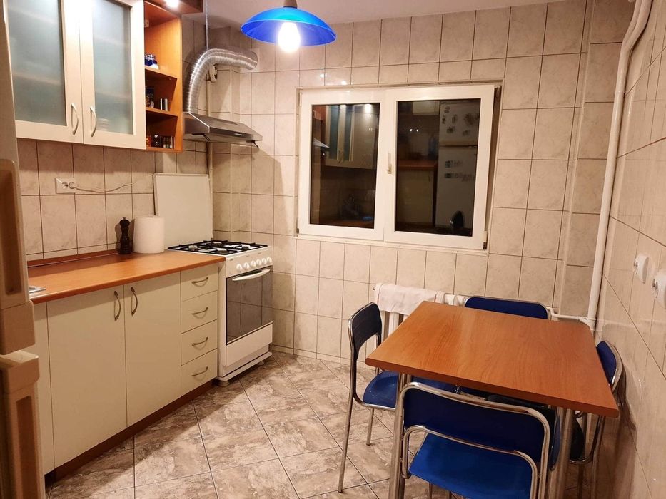Camera de inchiriat in apartment de 3 camere 5 minute de metrou obor
