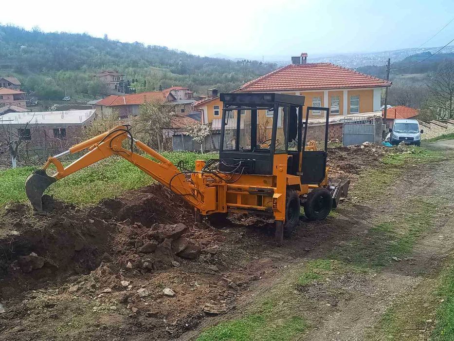 Услуги с багер, самосвал и строителна техника