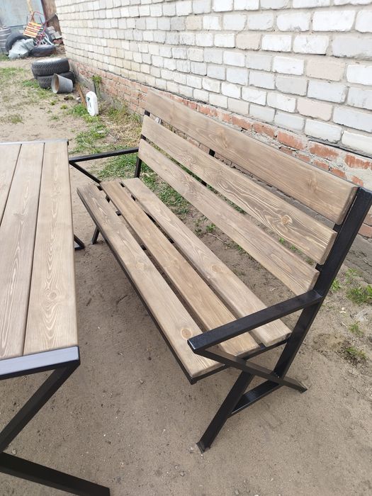 Стол и лавочки .