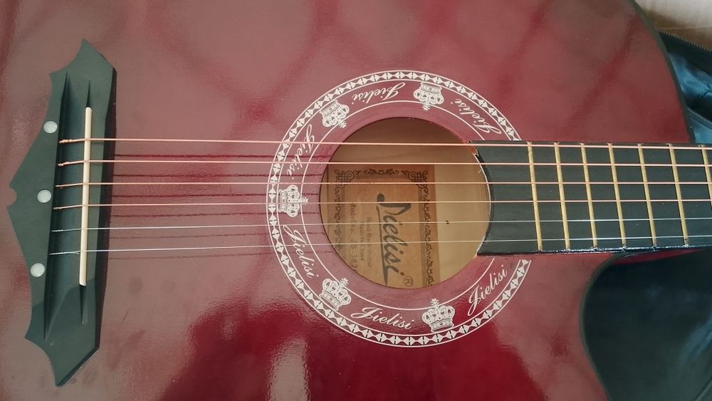 Ishlatilmagan yangi saqlangan gitara Samarqandda