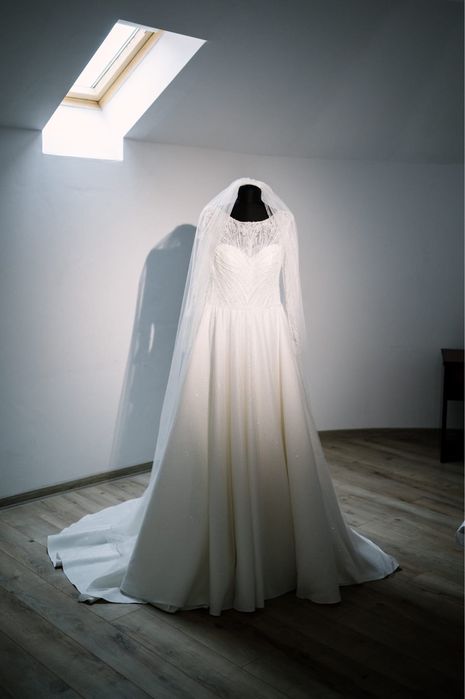 Vand rochie de mireasa cu trena