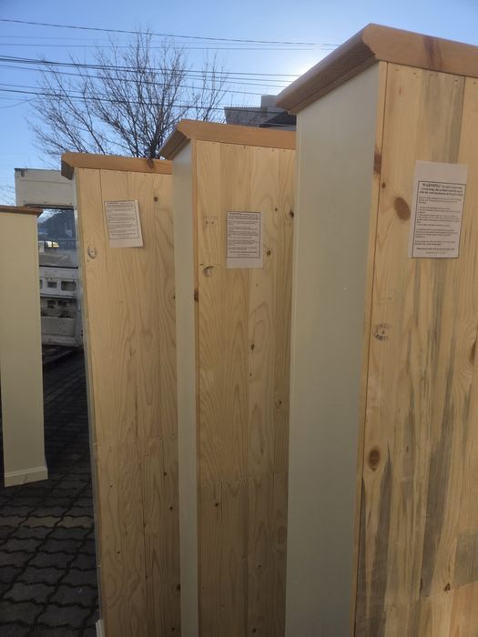 Бяла библиотека  от масив в бяло