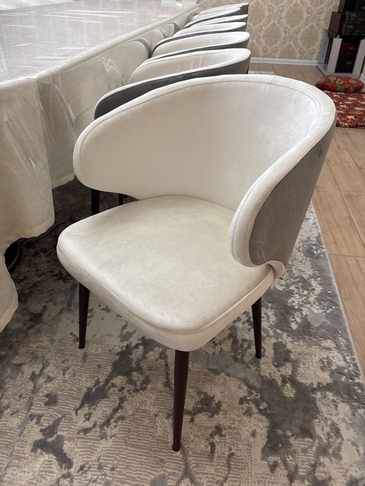 Стол со стульями в гостиную