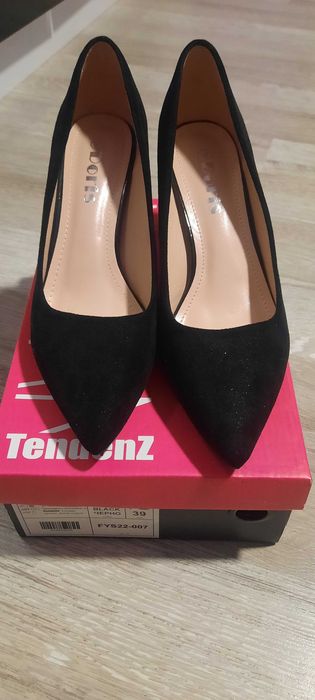 Чисто нови обувки на ток