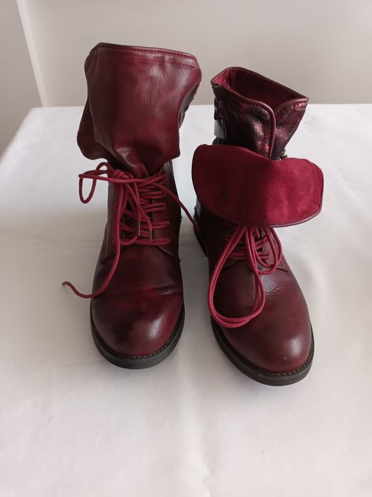 Дамски червени боти.