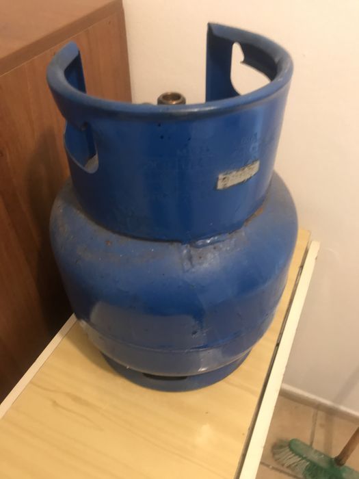 Газова  бутилка. / Има маркуч  и  клапан  .