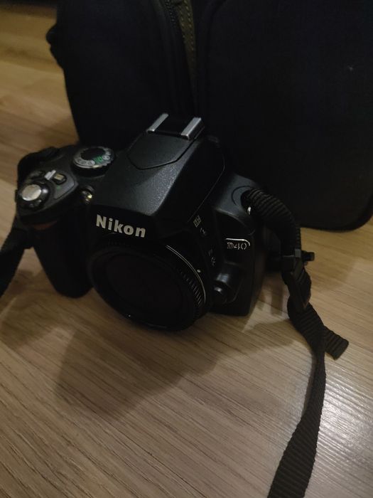 Vând urgent Nikon D40 + obiective