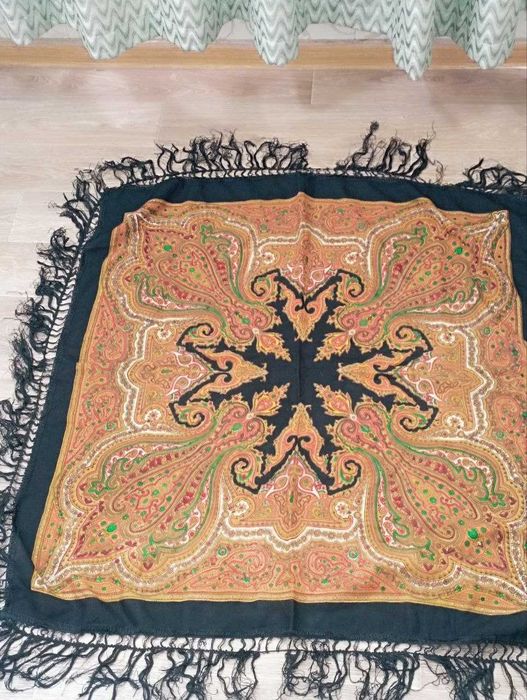 Продаются красивые  японские и российские  шерстяные платки