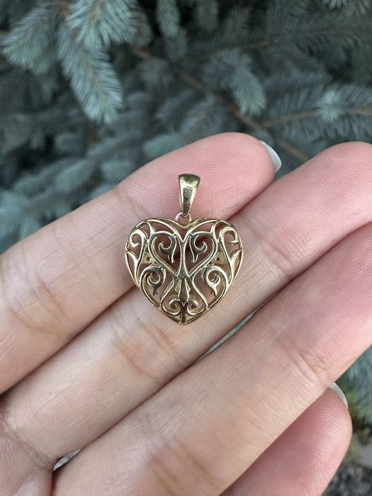 Золотой кулон с бриллиантами